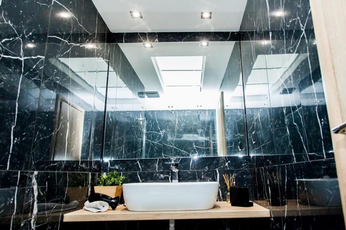 Contemporary And Chic Apartment In Central Athene Buitenkant foto